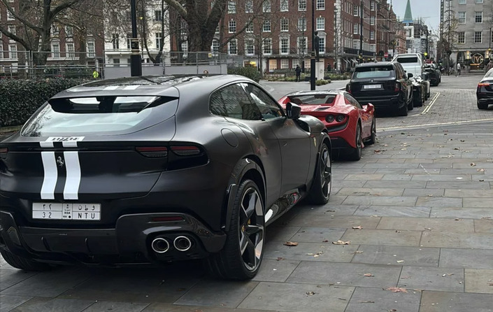 Des voitures de luxe garées dans une zone piétonne embarquées par la police londonienne