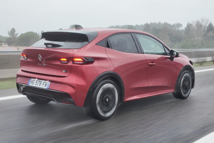 Les jantes de 18 pouces sont en option sur cette finition Techno (600 €), de même que la teinte Rouge Absolu (850 €).