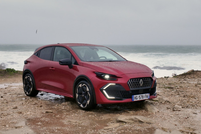 Si la cinquième génération pour son design trop proche de celle qui la précédait, celle-ci change totalement.