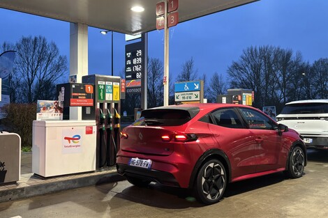 La nouvelle Renault Clio hybride a-t-elle toujours tout d’une grande ? Notre verdict après un Lisbonne-Paris de près de 2 000 km