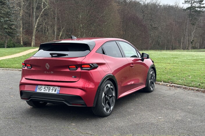 La Clio de notre essai est la Techno Hybrid facturée 27 600 €.