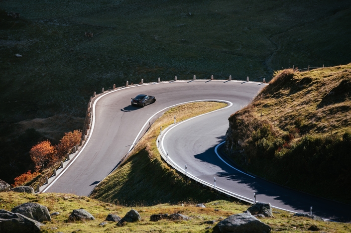 Je vous l’accorde, cette route n’est pas celle de Pikes Peak, mais la petite voiture noire est bien une GT4 RS.