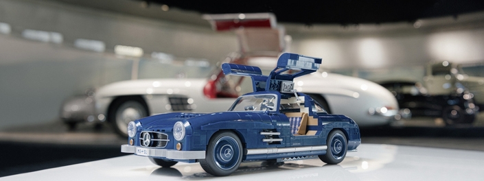 Le bébé Mercedes 300 SL de Mattel devant son papa.