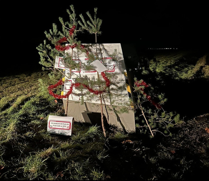 Les agriculteurs en colère déguisent les radars en sapins de Noël