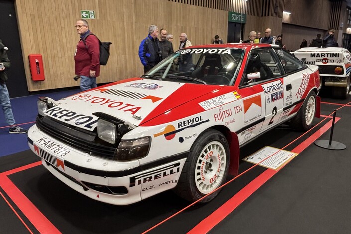 Toyota en engage une Célica GT-Four ST 165 en Groupe A avec à son volant Carlos Sainz en 1990.