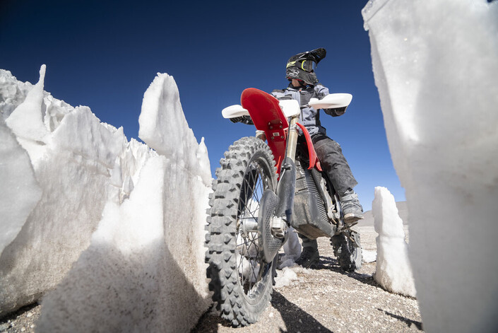 Là où l’essence étouffe, l’électricité grimpe : l’exploit inutile… et révélateur de la Stark Varg