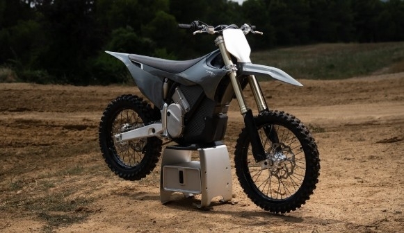 Là où l’essence étouffe, l’électricité grimpe : l’exploit inutile… et révélateur de la Stark Varg