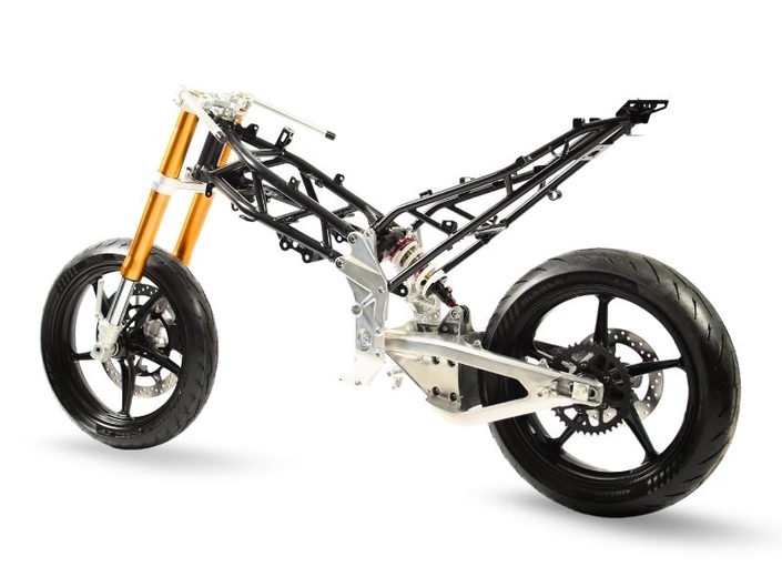 Seulement 147 kg pour le nouveau roadster de moyenne cylindrée signé Fantic, la Stealth 500