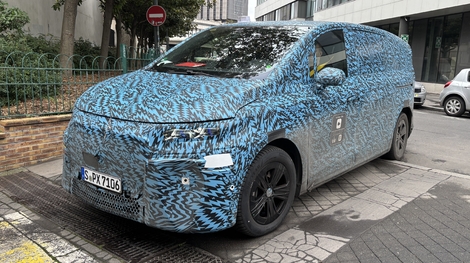 Scoop ! Le futur van de Mercedes surpris camouflé à Paris : les lignes inspirées du concept Vision V se précisent…