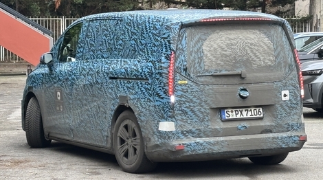 En marche arrière ici, on distingue la présence de roues arrière directrices.