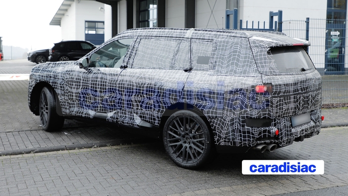 On découvre sur ces photos la nouvelle face avant « Neue Klasse » que le BMW X7 adopte comme tous les nouveaux modèles de l’hélice. On découvre également une ligne de toit très fuyante vers l’arrière afin d’améliorer la signature aérodynamique du modèle. Quant à la poupe, elle a été fortement retravaillée et paraît plus massive que celle de l’actuelle génération.