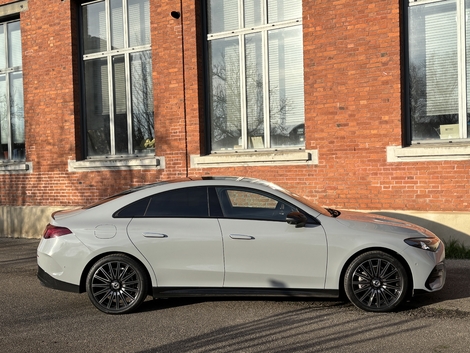 Le style n’est pas le même, mais proportions et faculté à fendre l’air sont proches. Notez que la CLA n’est pas venue avec ses jantes les plus aérodynamiques.