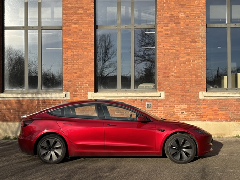 De profil, la Model 3 reste proche du modèle sorti en 2017. Plutôt passe-partout donc, sachant qu’elle s’est vendue à 3 millions d’exemplaires dans le monde.