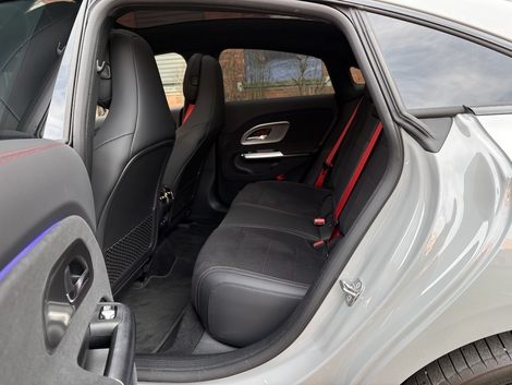 À l’arrière de la CLA, l’espace est compté, et l’assise de la banquette trop basse.