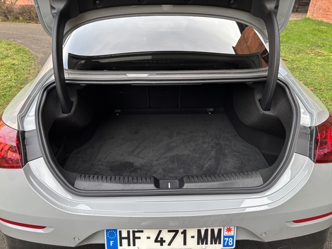 Non seulement l’ouverture est haute et étroite, mais le volume global apparaît juste dans la moyenne.