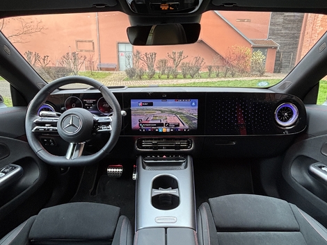 La CLA se veut spectaculaire à bord mais classique en matière d’ergonomie, même si toutes les commandes ne sont pas simples à utiliser.