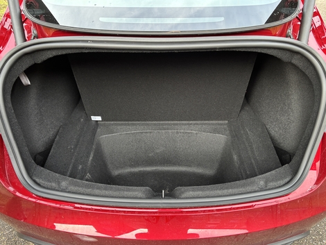 Contrairement au coffre de la CLA, celui de la Tesla offre un immense bac sous le plancher lui permettant d’afficher 189 litres supplémentaires.