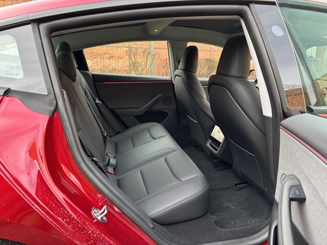 On se sent moins confiné à l’arrière de la Model 3. Ciel de toit clair et surtout espace aux jambes y contribuent.