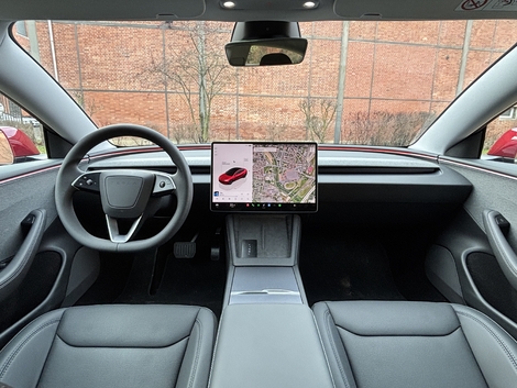 Le tableau de bord de la Tesla manque toujours de chaleur et d’originalité, et toutes les commandes ou presque passent par l’écran, mais on respire mieux…