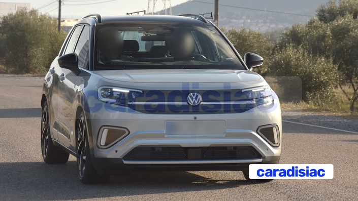 À cause d’un camouflage important, même s’il est plus subtil que d’habitude, il est difficile de se faire une idée précise de certains détails du style de ce modèle. Heureusement, le concept-car Volkswagen ID.Cross Concept du dernier Salon de Munich nous donne beaucoup d’indications sur ce que sera le modèle de série qui arrivera à la mi-2026.