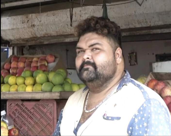 Trop grosse pour la loi : l’homme qui peut rouler à moto sans casque… parce qu’aucun n’existe pour lui