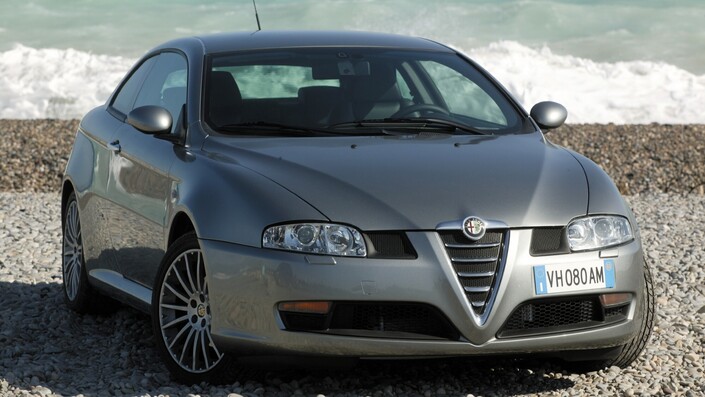 Ligne fluide, élégante et typiquement Alfa avec cette calandre qui conditionne tout le dessin de la face avant pour le coupé GT, révélé en 2003.