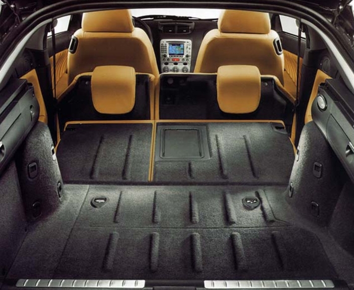 Qualité cachée du coupé Alfa Romeo GT, le coffre transformable, variant de 320 l à 905 l banquette rabattue et dégageant un plancher plat, au seuil plus bas que sur n'importe quel SUV actuel...
