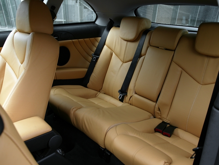 Autant choisir son Alfa GT en Selective, dotée d'une belle sellerie en cuir. Les places arrière sont très logeables même si le passager central sera quelque peu à l'étroit.