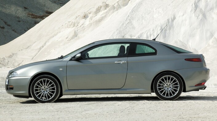 L'empattement du coupé GT reste identique à celui de l'Alfa Romeo 156, ce qui lui garantit une belle habitabilité. Bertone a savamment habillé le tout.