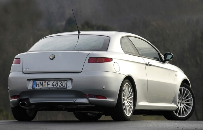 La face arrière du coupé Alfa Romeo GT reste très sobre, à l'opposé de la surcharge des voitures actuelles. Elle dissimule un très large et fort pratique hayon.