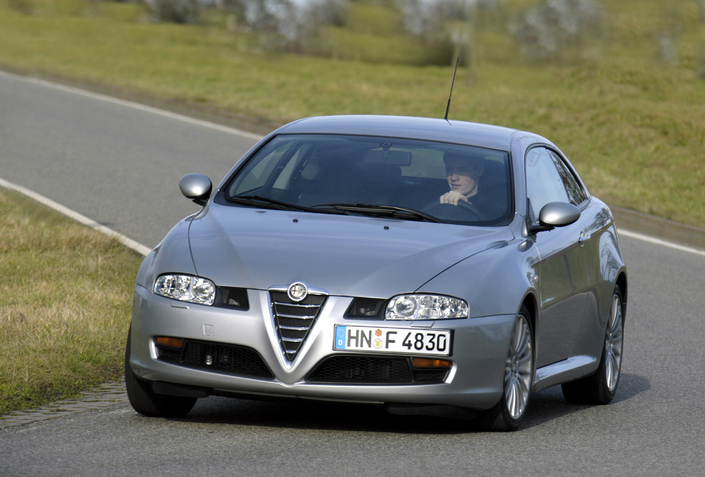 Comportement routier très sûr et communicatif pour l'Alfa Romeo GT, qui se déguste mieux avec le 2,0 l que le 1,8 l.