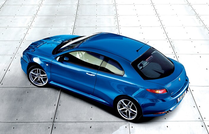 Une couleur originale sera un plus si on veut collectionner une Alfa Romeo GT, trop souvent noire ou grise. A noter qu'elle ne s'équipera jamais d'un toit ouvrant.