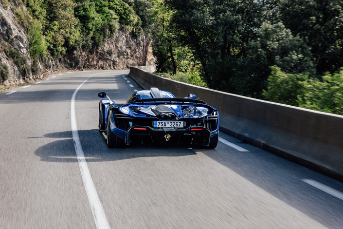Quelle serait votre réaction si vous croisiez cette voiture sur la route ?