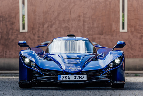 Sous cet angle, la face avant paraît étrange. Ses proportions sont très proches de celles d'une Aston Martin Valkyrie.
