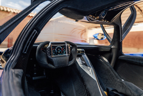 Une fois au volant, la surprise est totale, tant au niveau de la position que de la finition.