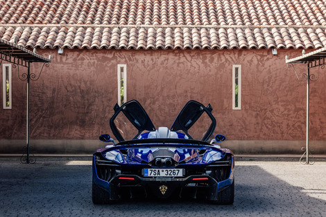 Notez les belles tubulures d'échappement. Elles sont reliées à un V6 biturbo 3,8 litres de Nissan GT-R, entièrement préparé par Litchfield.