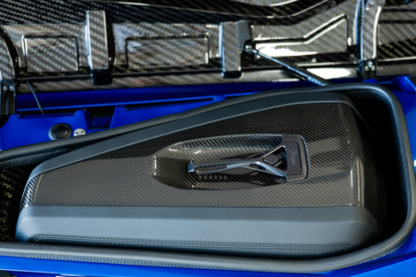 Il y a un coffre comme ça sur chaque flanc de la voiture pour ajouter 100 litres de bagages.