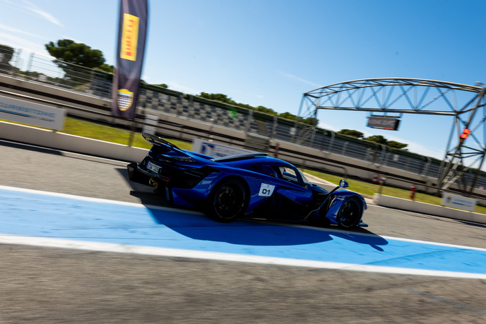 Une fois lancée en mouvement, la voiture demande juste d’être méticuleux avec l’accélérateur en première vitesse.