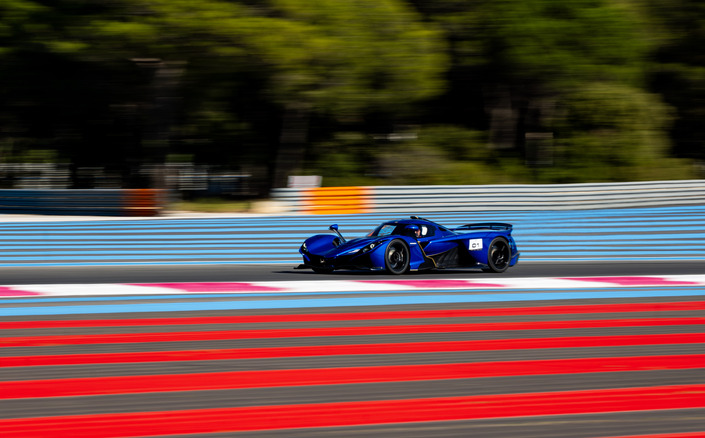 La Praga Bohema génère officiellement 950 kg d'appui à 250 km/h. A plus de 300 km/h, elle peut rouler au plafond sans problème. 