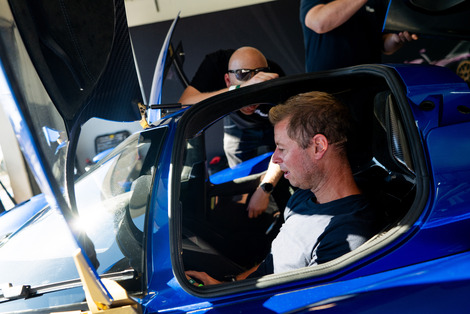 La position de conduite dans la Praga Bohema ne ressemble vraiment pas à celle des autres supercars.