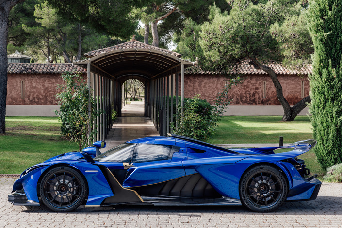 Malgré son gros aileron arrière fixe façon "longue queue", la Bohema est très légèrement plus courte qu'un Peugeot 3008 (4,51 mètres de long). Surtout, elle dépasse à peine le mètre de haut (1,06 mètre).