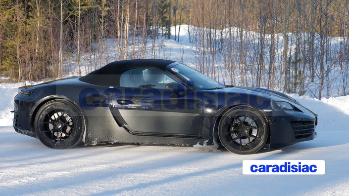 Par rapport aux prototypes vus les années précédentes, ce prototype de la Porsche Boxster EV est encore camouflé et les adhésifs masquent encore de nombreux détails. Pour connaitre le design définitif du modèle de série, il faudra encore patienter de longs mois.