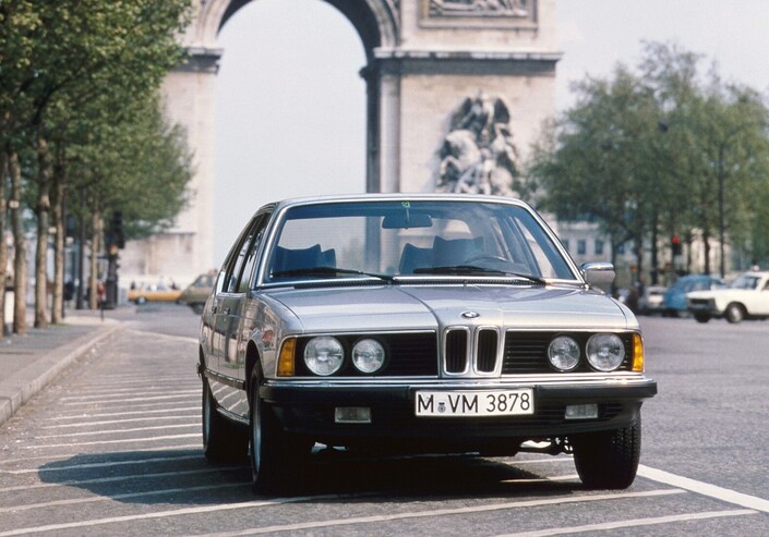 Fin 1979, la BMW Série 7 se décline en 745i, dotée d'un 3,2 l turbo de 252 ch. C'est la première BMW à totalement décorréler son appellation numérique de sa cylindrée.
