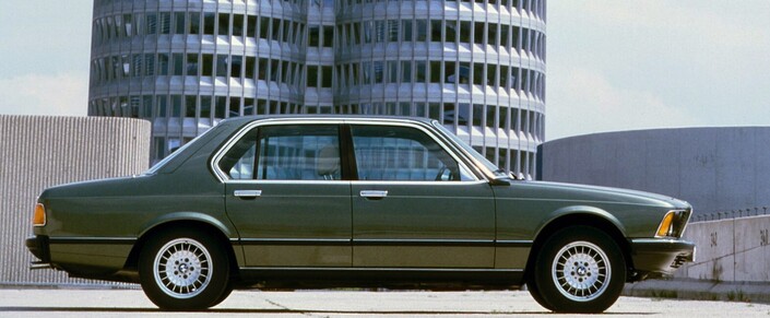 Pas de version longue sur la première génération des BMW Série 7, encore raisonnables par leur encombrement. Ici en 1980. Les jantes en alliage sont de série sur la 745i.