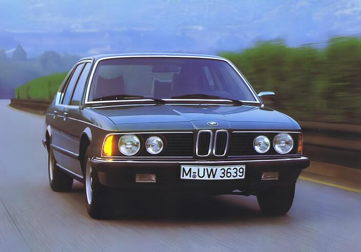 La BMW 745i, ici en 1980, ne délivre tout son punch qu'à partir de 3 500 tr/min. Elle est heureusement saine et confortable.