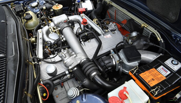 Belle solidité pour le moteur de la BMW 745i, en 3,2 l comme en 3,4 l, mais l'électricité et la corrosion sont à surveiller de près. Quant à l'accès, il n'a rien d'évident. 