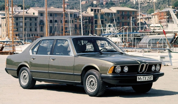 Révélée en 1977, l'E23 lance la lignée des Série 7, tout en modernisant adroitement le design de la marque. Et quelle gueule de squale !