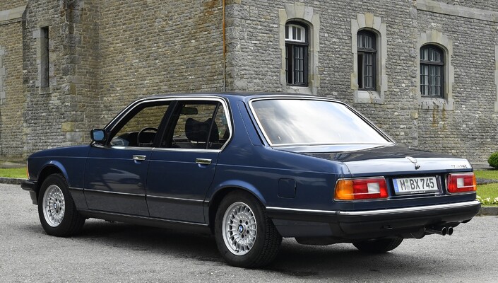 En 1982, la Série 7 épaissit ses protections latérales arrière, la 745i bénéficiant en outre d'une augmentation de cylindrée et d'une boîte auto à 4 vitesses.