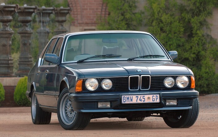 En Afrique du Sud, les BMW sont parfois spéciales, et la 745i y bénéficie du bloc M88 de la supercar M1, un 3,5 l 24 soupapes de 286 ch possiblement allié à une boîte manuelle !