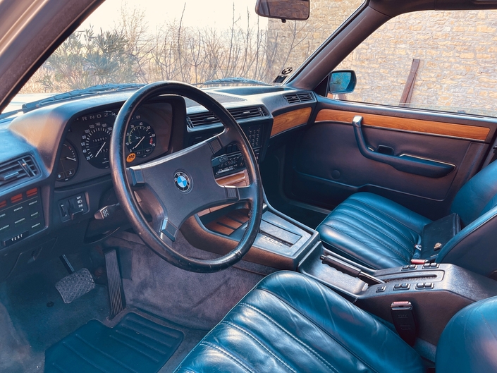 La planche de bord de la BMW 745i est un modèle du genre, par son design, son ergonomie et sa fabrication. Ici, une auto de 1981.
